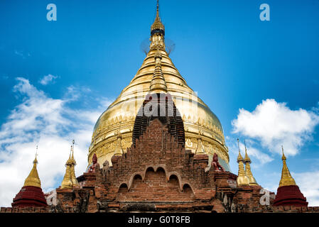 BAGAN, MYANMAR – die Dhammayazika-Pagode (auch als Dhamma-ya-ka Zedi und Dhamma-Yazika geschrieben) ist ein buddhistischer Tempel im östlichen Teil der archäologischen Zone Bagan. 1198 fertiggestellt und in nur zwei Jahren gebaut, wurden schätzungsweise sechs Millionen Ziegelsteine für den Bau verwendet. In den 1990er Jahren wurde es komplett renoviert. Es ist ungewöhnlich für sein fünfseitiges Design und ein Highlight ist die Sammlung von mehreren hundert Fliesen, die die Geschichten von jataka (über die früheren Geburten von Gautama Buddha) erzählen. Stockfoto