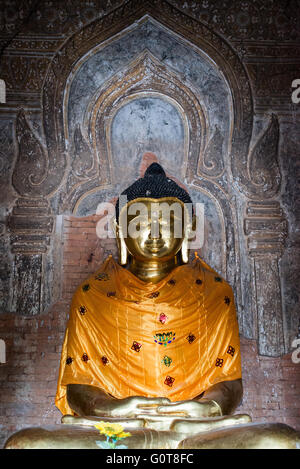 Dhammayazika Pagoda Bagan Myanmar // [Dhammayazika Pagoda] BAGAN, MYANMAR-die Dhammayazika Pagoda (auch Dhamma-ya-ka Zedi) ist ein buddhistischer Tempel im Dorf Pwasaw im südlichen Teil der Bagan-Ebene in Myanmar. Sie wurde 1196 während der Regierungszeit von König Narapatisithu erbaut. Die Pagode ist kreisförmig gestaltet und besteht aus Ziegeln. Die drei Terrassen enthalten Terrakotta-Fliesen, die Szenen aus dem Jataka illustrieren, und es ist heute mit einer großen goldenen Schirmkuppel umgebaut. Stockfoto