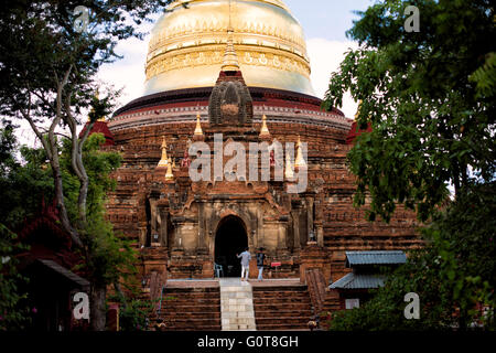 BAGAN, MYANMAR – die Dhammayazika-Pagode (auch als Dhamma-ya-ka Zedi und Dhamma-Yazika geschrieben) ist ein buddhistischer Tempel im östlichen Teil der archäologischen Zone Bagan. 1198 fertiggestellt und in nur zwei Jahren gebaut, wurden schätzungsweise sechs Millionen Ziegelsteine für den Bau verwendet. In den 1990er Jahren wurde es komplett renoviert. Es ist ungewöhnlich für sein fünfseitiges Design und ein Highlight ist die Sammlung von mehreren hundert Fliesen, die die Geschichten von jataka (über die früheren Geburten von Gautama Buddha) erzählen. Stockfoto