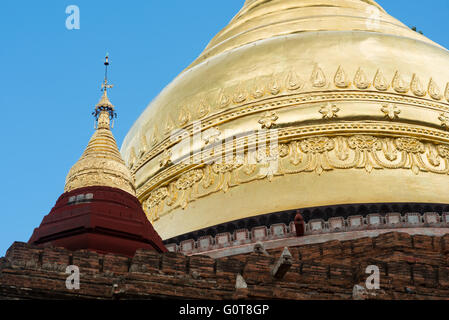 BAGAN, MYANMAR – die Dhammayazika-Pagode (auch als Dhamma-ya-ka Zedi und Dhamma-Yazika geschrieben) ist ein buddhistischer Tempel im östlichen Teil der archäologischen Zone Bagan. 1198 fertiggestellt und in nur zwei Jahren gebaut, wurden schätzungsweise sechs Millionen Ziegelsteine für den Bau verwendet. In den 1990er Jahren wurde es komplett renoviert. Es ist ungewöhnlich für sein fünfseitiges Design und ein Highlight ist die Sammlung von mehreren hundert Fliesen, die die Geschichten von jataka (über die früheren Geburten von Gautama Buddha) erzählen. Stockfoto