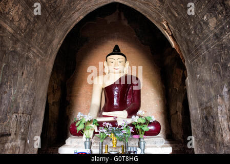 BAGAN, MYANMAR--aus der Regierungszeit von Narathihapate (1256-1287), Tayok Pye Tempel befindet sich auf der östlichen Seite der Ebene von Bagan in der Nähe von Minnanthu. Besonders erwähnenswert sind komplizierte renovierten Stuckarbeiten und dekorativen Malereien an den Innenwänden. Es gehört zu der Handvoll Tempel, die offenstehen, Klettern auf den oberen Terrassen. Stockfoto