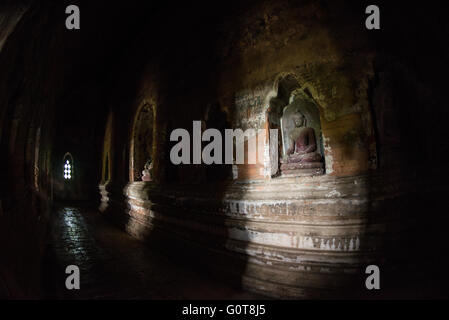 BAGAN, Myanmar – der Naga Yon Hpaya Tempel steht in Bagan, Myanmar. Das im späten 11. Jahrhundert erbaute Backsteingebäude verfügt über einen unverwechselbaren Shichara-Turm im indischen Stil. Der Tempel ist bekannt für seine gut erhaltenen Fresken und ein großes sitzendes Buddha-Bild im Inneren. Stockfoto