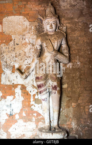 BAGAN, Myanmar – der Naga Yon Hpaya Tempel steht in Bagan, Myanmar. Das im späten 11. Jahrhundert erbaute Backsteingebäude verfügt über einen unverwechselbaren Shichara-Turm im indischen Stil. Der Tempel ist bekannt für seine gut erhaltenen Fresken und ein großes sitzendes Buddha-Bild im Inneren. Stockfoto