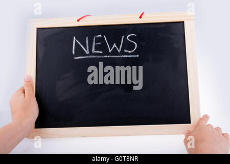 Hand holding the board  with the title of news Stockfoto