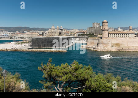 Blick auf Fort St. Jean und Mucem Museum mit Kathedrale De La Major im Hintergrund, Bouches du Rhone, PACA, Marseille, Frankreich Stockfoto