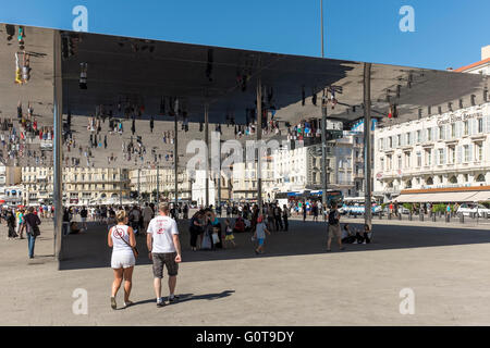 L'Ombrière (gespiegelte Unterstand) du Quai De La Fraternité, Vieux Port (Alter Hafen), Marseille, Provence-Alpes-Côte d ' Azur, Frankreich Stockfoto