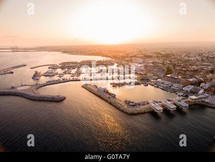 Luftaufnahme von Fischerbooten angedockt am alten Hafen von Limassol (Palio Limani) in Zypern bei Sonnenuntergang, neben der Marina Teil der Stockfoto