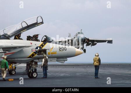 US NAVY, Landung eines A-7 "Eindringling" strike und F-14 "Tomcat" Kämpfer Flugzeuge auf Roosevelt Flugzeugträger Stockfoto