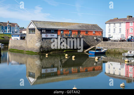 Die Hive-Café und Restaurant aus über den inneren Hafen.  Aberaeron, Ceredigion, Mitte Wales, UK, Großbritannien Stockfoto