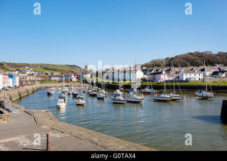 Blick entlang Afon Aeron Flussmündung mit Boote vertäut im Hafen auf Flut im schönen Westen der Stadt. Aberaeron Wales UK Stockfoto