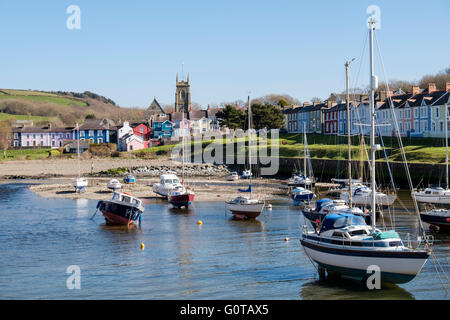 Suche entlang Afon Aeron Flussmündung zur Kirche mit Boote im Hafen auf Flut in der hübschen Stadt Aberaeron Ceredigion Wales UK Großbritannien günstig Stockfoto