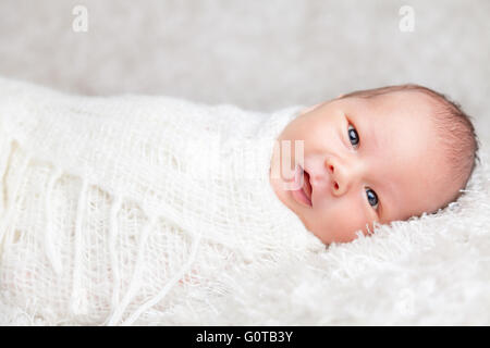 Wunderschönes neugeborenes Baby in eine Decke gehüllt Stockfoto