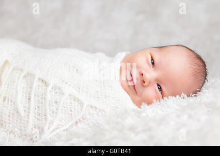 Wunderschönes neugeborenes Baby in eine Decke gehüllt Stockfoto