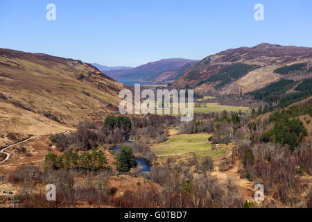 Auf der Suche nach unten Strath mehr das Tal des Flusses Besen in Richtung des Kopfes des Loch Broom Stockfoto