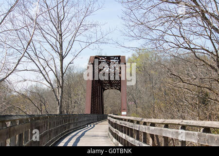 Oberseite des alten Eisenbahnbrücke. Bicentennial Wanderweg in Ashland City, Tennessee. Stockfoto