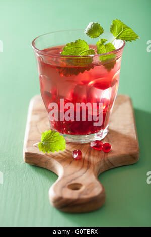 Granatapfel-Drink mit Melissa im Sommer Stockfoto