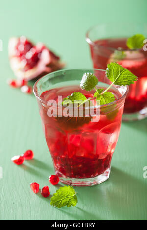 Granatapfel-Drink mit Melissa im Sommer Stockfoto