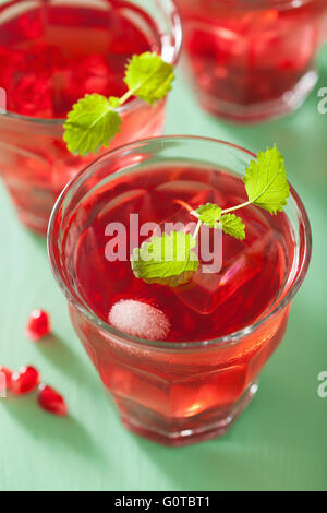 Granatapfel-Drink mit Melissa im Sommer Stockfoto