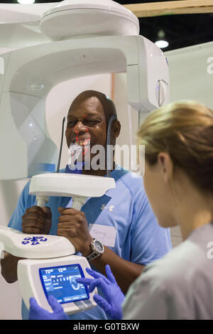 Jacksonville, Florida - eine kostenlose zweitägige Zahnklinik, organisiert von der barmherzigen gemeinnützigen Mission behandelt etwa 3.000 Patienten. Stockfoto