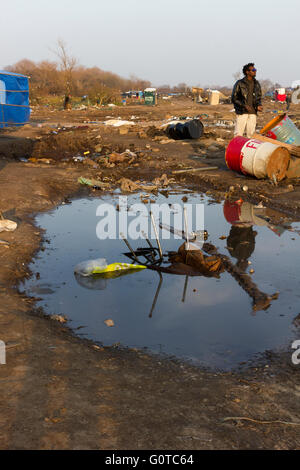 Reflexion. Der Dschungel Flüchtling & Migrant Camp, Calais, Nordfrankreich Stockfoto