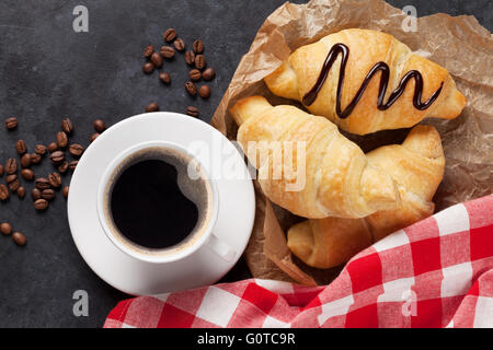 Frische hausgemachte Croissants mit Schokolade und Kaffee am Steintisch. Ansicht von oben Stockfoto