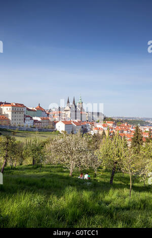 Genießen die Sonne im Frühling, Kleinseite, Prag, Tschechische Republik. Hintergrund ist die Prager Burg Stockfoto