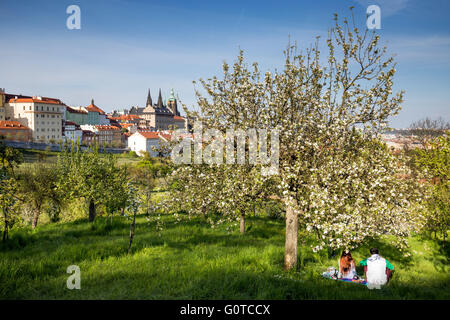 Genießen die Sonne im Frühling, Kleinseite, Prag, Tschechische Republik. Hintergrund ist die Prager Burg Stockfoto