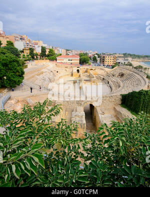 Die Ruinen von Roman Amphitheatre von Tarragona auf moderne Stadt Hintergrund Stockfoto