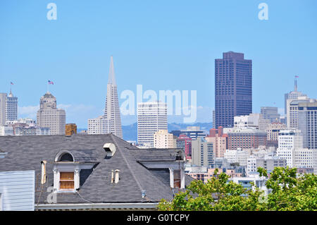 San Francisco, USA: Skyline und die Transamerica Pyramid, den höchsten Wolkenkratzer in der Skyline der Stadt, von Alamo Square Park gesehen Stockfoto