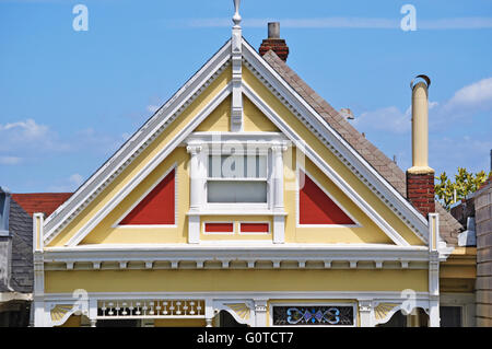 San Francisco, USA: Details der Giebel eines der Painted Ladies, Wahrzeichen, eine Reihe von bunten Viktorianischen Häusern bei 710-720 Steiner Street Stockfoto