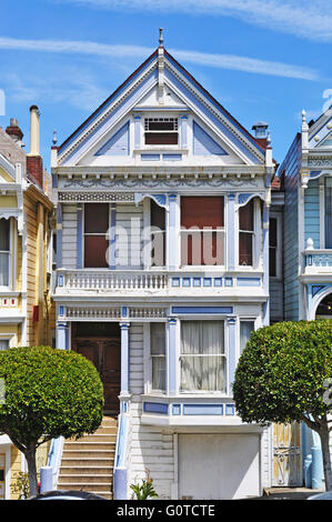 San Francisco, USA: Einer der Painted Ladies, berühmte Symbol der Stadt, eine Reihe von bunten Viktorianischen Häusern bei 710-720 Steiner Street Stockfoto