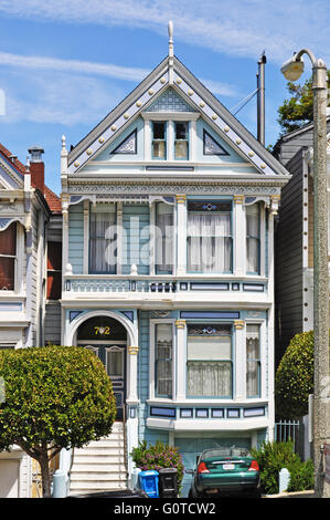 San Francisco, USA: Einer der Painted Ladies, berühmte Symbol der Stadt, eine Reihe von bunten Viktorianischen Häusern bei 710-720 Steiner Street Stockfoto