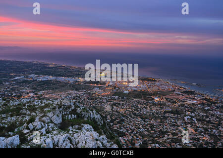 Blick auf Meer Teil von Denia und Seehafen in der Dämmerung. Spanien Stockfoto