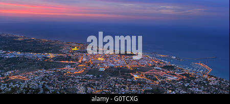 Blick auf Meer Teil von Denia und Seehafen in der Dämmerung. Spanien Stockfoto