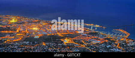 Blick auf Meer Teil von Denia und Seehafen in Nacht. Spanien Stockfoto