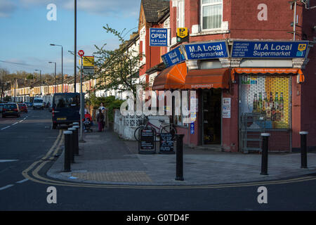 Tante-Emma-Laden im Harringay, Nord-London Stockfoto