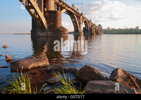 Stadtlandschaft, "Merefa-Kherson" Eisenbahnbrücke über den Dnjepr in Dnepropetrovsk, Ukraine. Stockfoto