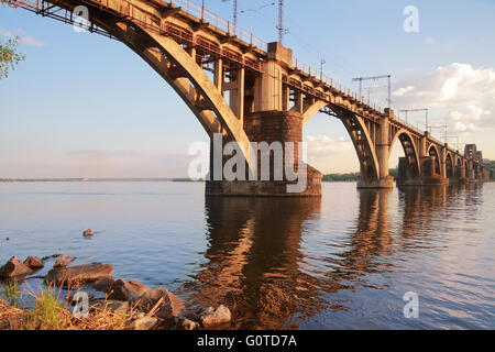 Stadtlandschaft, "Merefa-Kherson" Eisenbahnbrücke über den Dnjepr in Dnepropetrovsk, Ukraine Stockfoto