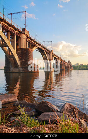 Stadtlandschaft, "Merefa-Kherson" Eisenbahnbrücke über den Dnjepr in Dnepropetrovsk, Ukraine Stockfoto