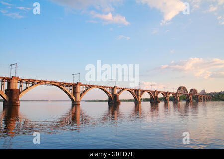 Stadtlandschaft, "Merefa-Kherson" Eisenbahnbrücke über den Dnjepr in Dnepropetrovsk, Ukraine Stockfoto