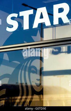 Reflexion, Starbucks Kaffee, Flughafen, Prag, Tschechische Republik Stockfoto