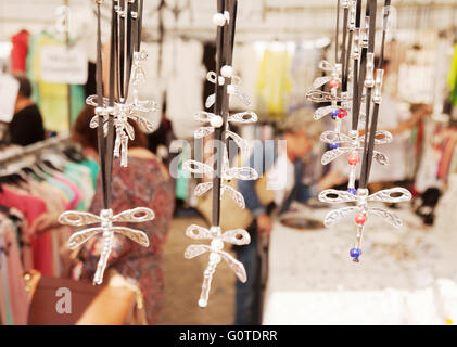 Schmuck zum Verkauf auf einem Marktstand, Markt in Marbella, Andalusien, Spanien-Europa Stockfoto