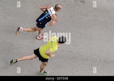 Marathonläufer, die von oben gesehen Stockfoto