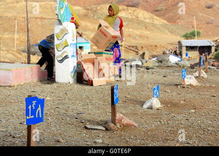 BERAHILE, Äthiopien-März 29: Schulkinder Haufen leeren Kartons auf dem Schulhof-Reste von ihr Frühstück. Stockfoto