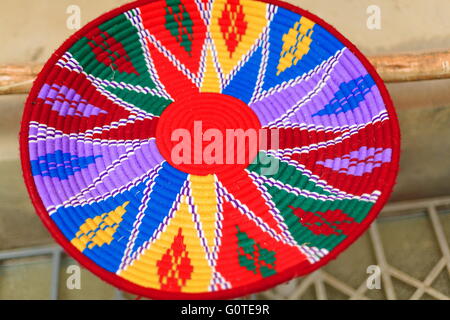 Handgemachte viele farbige Korbwaren für Injera Lebensmittel mit äthiopischen dekorative Muster-Handwerksladen underplate in Mek'ele-Äthiopien Stockfoto