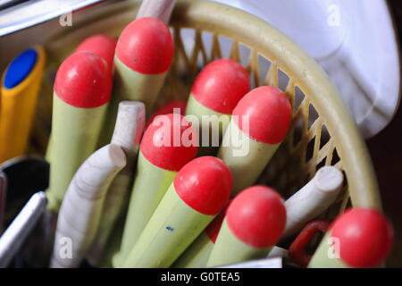 Leichte grüne Kugelschreiber mit roter Popo gelegt, zusammen mit einigen anderen diejenigen-grau und gelb-blau-in einem Kunststoff-Gitter-Korb. Äthiopien Stockfoto