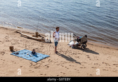 Mann mit dem Kind Angeln an der Angel am Ufer der Wolga in Samara Stockfoto