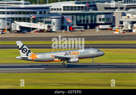 Ein Jetstar Airbus A320 landet auf dem Flughafen von Sydney. Eine lange Verschlusszeit wurde verwendet, um Mot erstellen Stockfoto