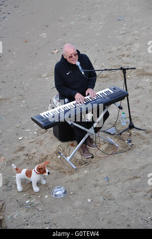 Straßenmusiker spielen Keyboards und Gesang am Strand von der Themse, Southbank, London, England, UK Stockfoto