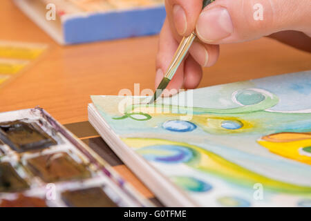 Nahaufnahme des Prozesses der Zeichnung Aquarell auf Papier Stockfoto